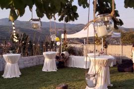 კოქტეილის მაგიდა