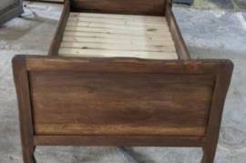 იყიდება მასიური ხის საწოლი.