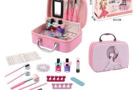 მაკიაჟისა და და მანიკურის ნაკრები makeup make up