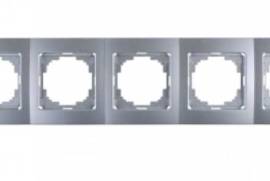 ვერცხლისფერი ჩამრთველ-როზეტის ჩარჩო 5-ანი